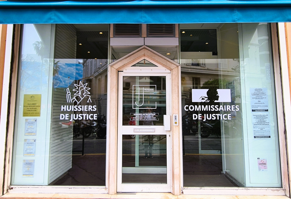 20220523_105134 vitrine huissier cannes